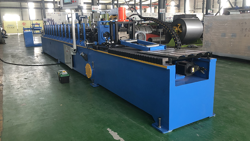 Roller door machine